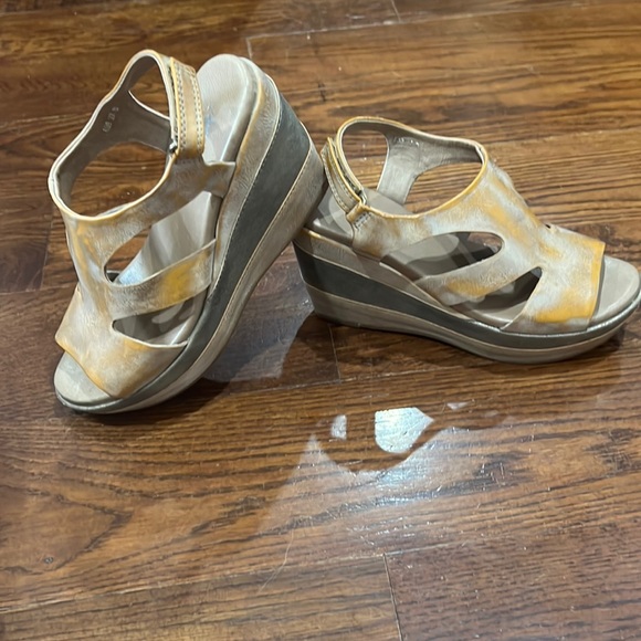 Women’s ANTELOPE 3 1/2” wedge Leather Sandal size 37 Tan/Gold - Picture 2 of 6